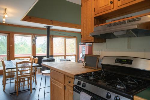 MtSnow , HotTub, Pool, Air Hockey,Ping Pong, Darts in Vilmingtona (VT)