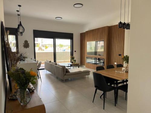 Modern 4BR Garden Apt with Park View next to Caesarea