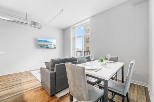 Spacious DT Condo l Free Parking l Fast Wi-Fi