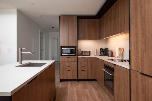 North End 2BR Condo w Pool & Gym near Bunker-domb Emlékmű