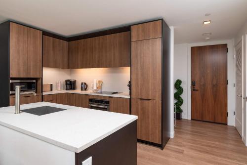 North End 2BR Condo w Pool & Gym near Bunker-domb Emlékmű