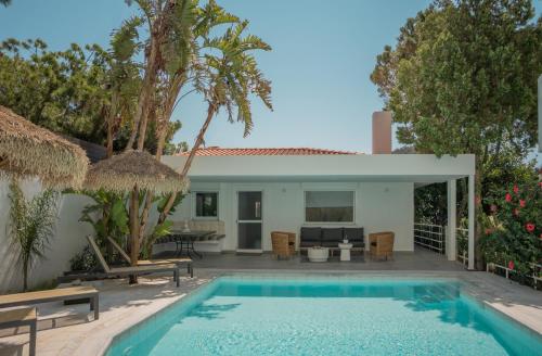 El Mar, Pool House with 3 BDR, 7 min from beach gîte à louer Saronída
