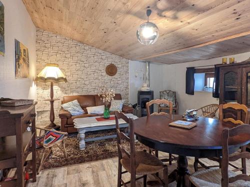 Gîte atypique à Courtesoult-et-Gatey pour un séjour confortable - FR-1-583-491 (Gite atypique a Courtesoult-et-Gatey pour un sejour confortable - FR-1-583-491) in ดองปิแยร์ ซูร์ ซาลง