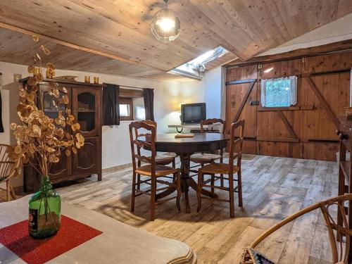 Gîte atypique à Courtesoult-et-Gatey pour un séjour confortable - FR-1-583-491 (Gite atypique a Courtesoult-et-Gatey pour un sejour confortable - FR-1-583-491) in ดองปิแยร์ ซูร์ ซาลง