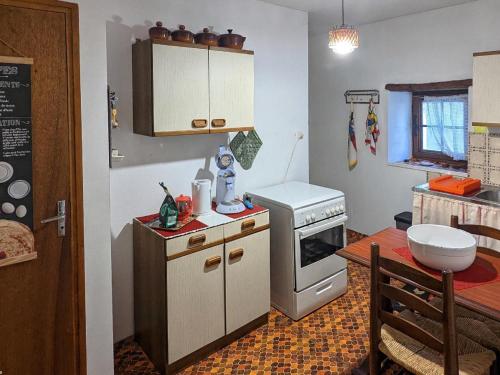Gîte atypique à Courtesoult-et-Gatey pour un séjour confortable - FR-1-583-491 (Gite atypique a Courtesoult-et-Gatey pour un sejour confortable - FR-1-583-491) in ดองปิแยร์ ซูร์ ซาลง