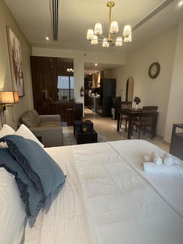 Dubai Downtown Canal View Studio 2306, Dubai (photo 5)