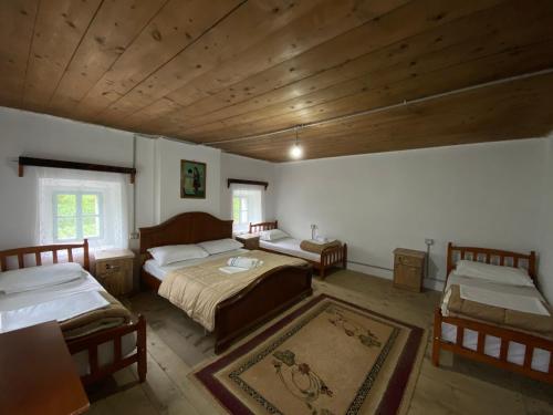 2 queen beds, 1 twin bed