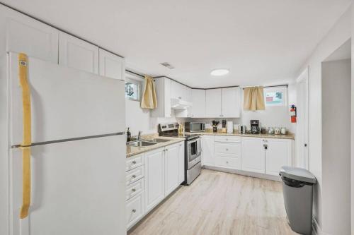 Comfy 2BR Apt near Beach and Downtown Free Parking in Central Oshawa