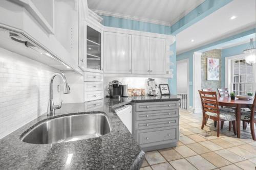 6BR house with Pool, BBQ & Firepit. Mins to Beach and Downtown in Cobourg (ON)