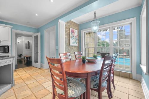 6BR house with Pool, BBQ & Firepit. Mins to Beach and Downtown in Cobourg (ON)