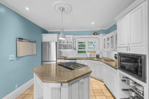 6BR house with Pool, BBQ & Firepit. Mins to Beach and Downtown in Cobourg (ON)