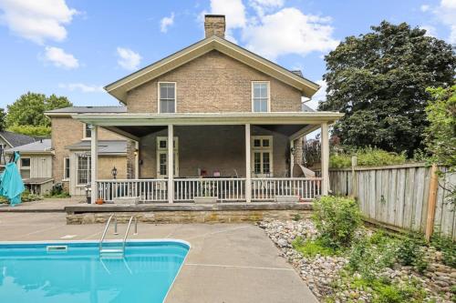 6BR house with Pool, BBQ & Firepit. Mins to Beach and Downtown in Cobourg (ON)