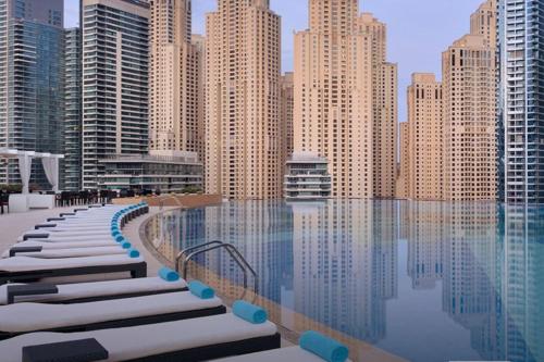 Waterfront Luxury 2 Bed in Marina Mall Hotel, Dubaj