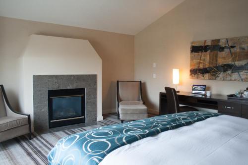 One-Bedroom Suite with Mountain View image 4