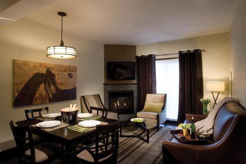 One-Bedroom Suite with Mountain View image 2