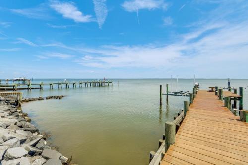 Private Dock and Yard Hague Hideaway on the Potomac in ไพนีย์พอยต์ (แมรีแลนด์)