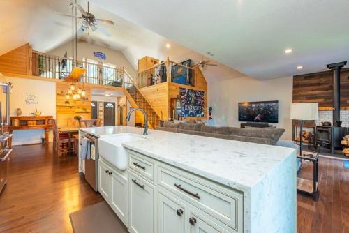 Funtastic Retreat! PS5, View, Goats, Hot Tub, Karaoke in 威弗維爾 (NC)