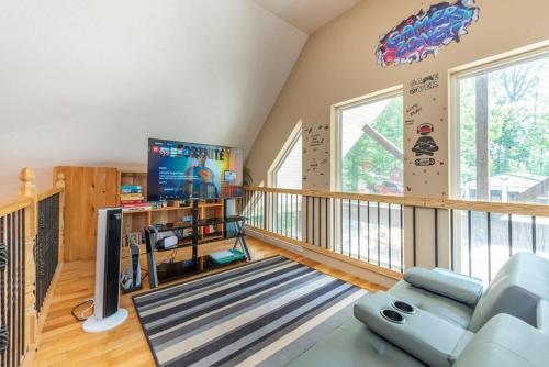 Funtastic Retreat! PS5, View, Goats, Hot Tub, Karaoke in 威弗維爾 (NC)