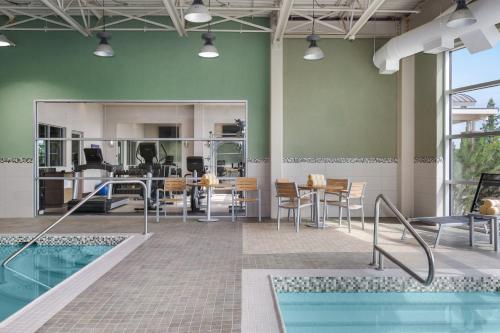 泳池, Holiday Inn Express & Suites Cold Lake By IHG in 冷湖