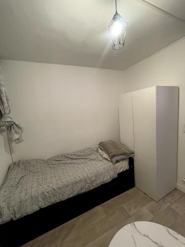 Cozy Furnished Studio near Paris, Quiet & Well-Located in Taverny in Таверни