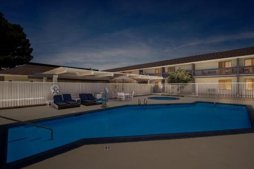Heritage Inn & Suites Ridgecrest-China Lake - 수영장
