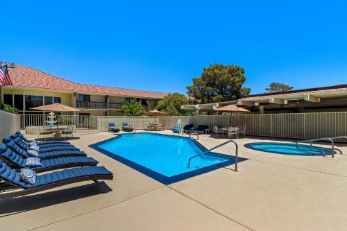 Heritage Inn & Suites Ridgecrest-China Lake - 수영장
