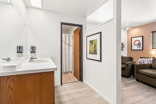 Rodeway Inn & Suites Ridgecrest - main image