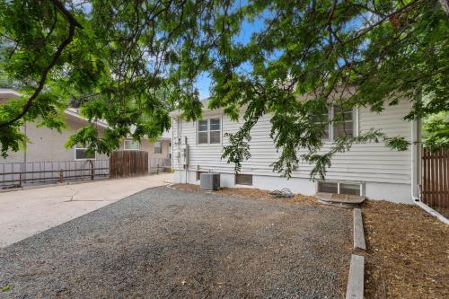 Beautiful Bungalow Next to CSU -FREE Cruiser Bikes - image 14