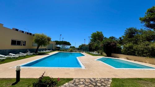 Oceanfront 2 bedrooms apartment with swimming pool & garage in Marinha