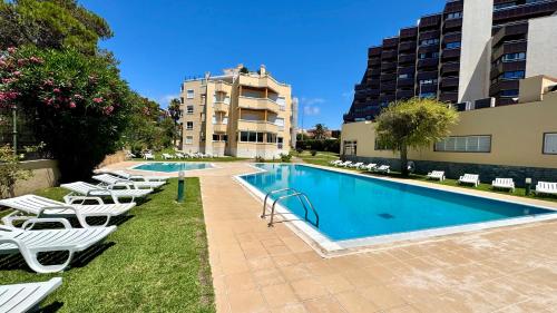 Oceanfront 2 bedrooms apartment with swimming pool & garage in Marinha