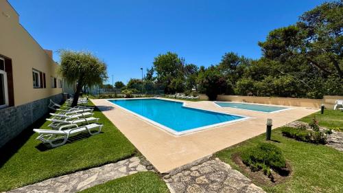 Oceanfront 2 bedrooms apartment with swimming pool & garage in Marinha