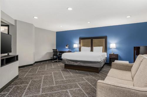 1 king bed, 1 sofa bed