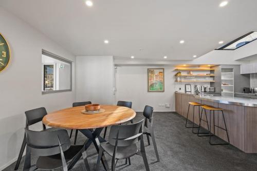 Cecil Peak View Apartment - image 7