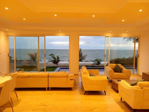 Villa moderne les pieds dans l'eau in Nianing