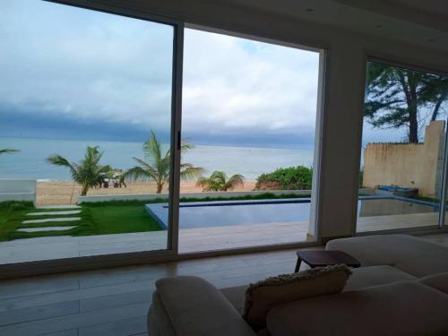 Villa moderne les pieds dans l'eau in Nianing