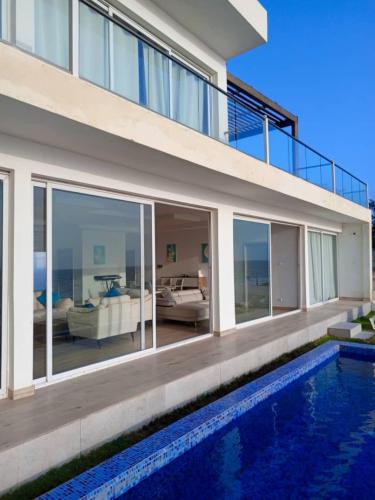 Villa moderne les pieds dans l'eau in Nianing