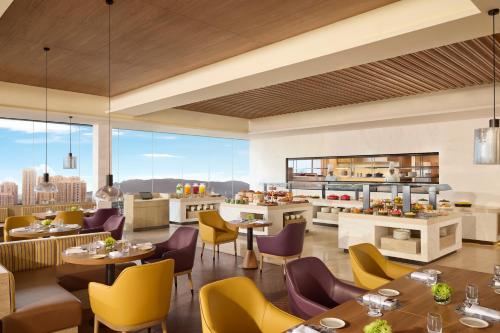مطعم, Vivanta Thane LBS Road in ثين