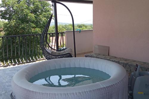 Rooms with hot tub Vrh, Krk - 24028 – khách sạn tại Vrh
