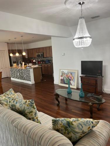 Közös társalgó / TV, Cozy LeHigh Extended Stay near Florida Repertory Színház