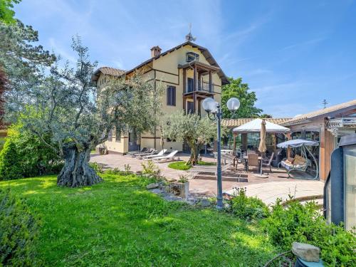 Luxury large pool villa in Tolentino