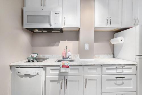Beautiful Lake View Golf Course Condo in Traverse City, USA