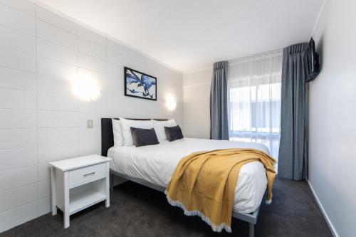 One-Bedroom Apartment with Balcony (Sleeps 3) image 3