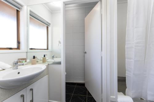 One-Bedroom Apartment with Balcony (Sleeps 3) image 6