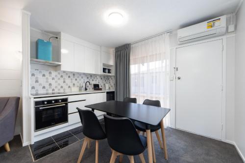 One-Bedroom Apartment with Balcony (Sleeps 3) image 2