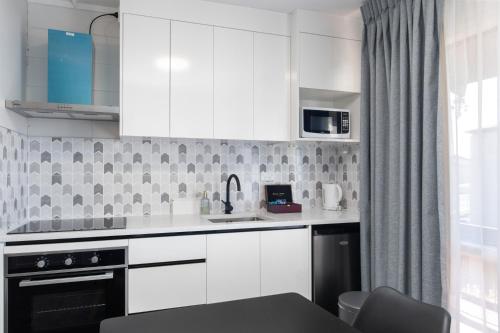 One-Bedroom Apartment with Balcony (Sleeps 3) image 4