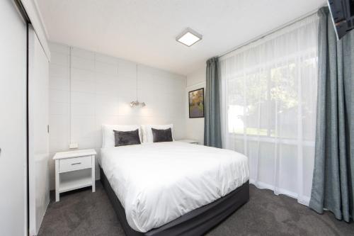 Two-Bedroom Apartment (Sleeps 5) image 3