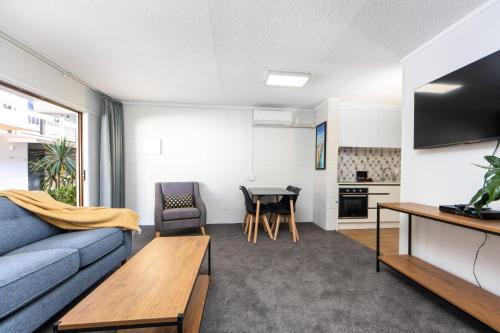 Two-Bedroom Apartment (Sleeps 5) room in Epsom Motel