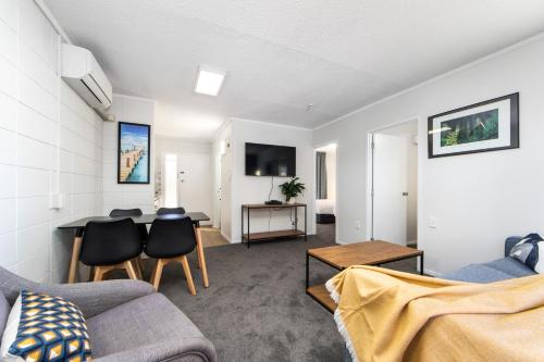 Two-Bedroom Apartment (Sleeps 5) image 6