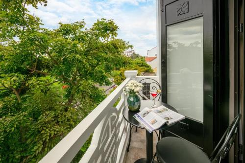 Deluxe Double/Twin with Balcony and City view image 10