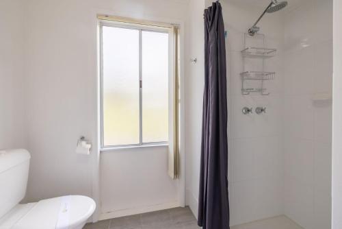 The Wreck Room 6 Flannel Flower Fairway - fantastic house filled with activities for all - image 2